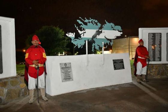 Con una nueva vigilia patriótica, la comunidad salteña conmemoró el 42 aniversario de la Guerra de Malvinas