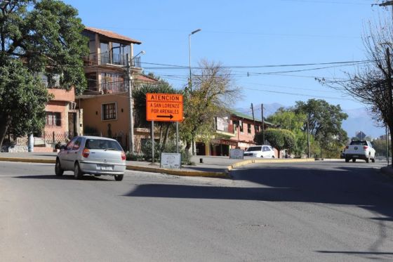 Colocan carteles informativos por el próximo inicio de obra en la rotonda de acceso a barrio Grand Bourg