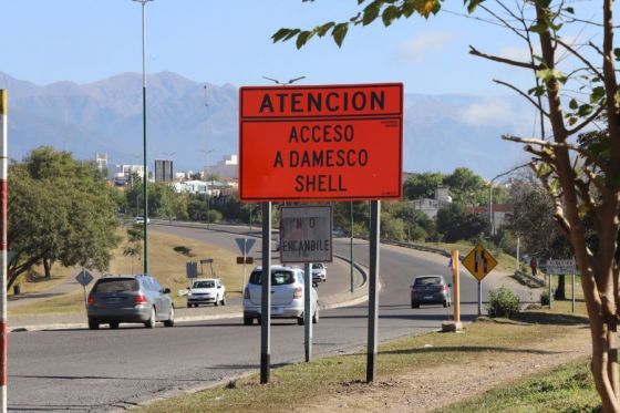 Colocan carteles informativos por el próximo inicio de obra en la rotonda de acceso a barrio Grand Bourg