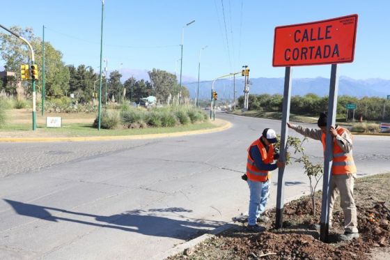 Colocan carteles informativos por el próximo inicio de obra en la rotonda de acceso a barrio Grand Bourg