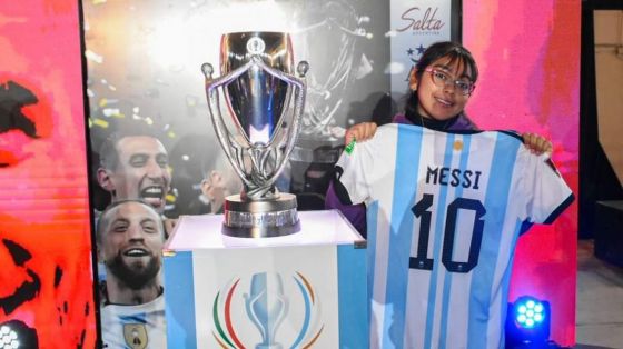 Miles de salteños obtuvieron su foto con la Copa del Mundo