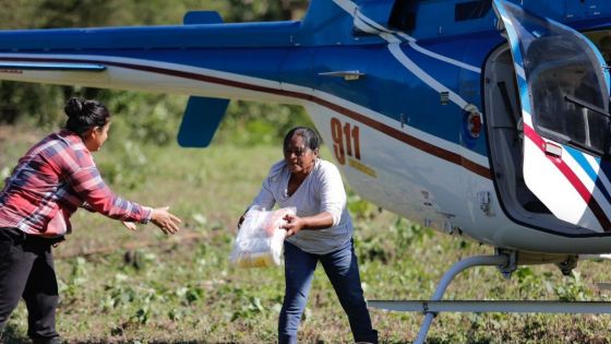 Asistencia aérea a familias aisladas de General Mosconi y Rivadavia Banda Norte