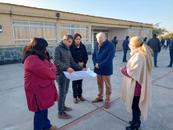 El ministro Cánepa visitó la escuela y conversó con directivos, docentes y alumnos.