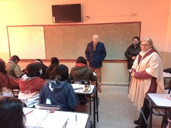 El ministro Cánepa visitó la escuela y conversó con directivos, docentes y alumnos.