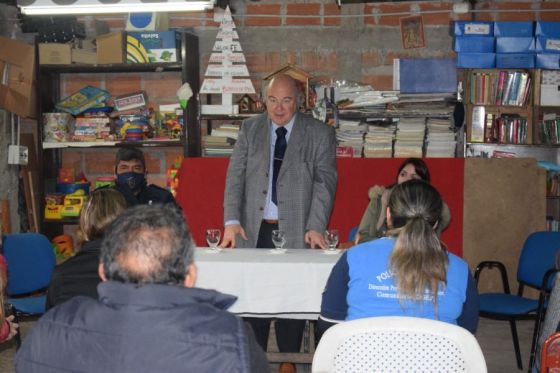 El ministro Cornejo en una reunión vecinal que se llevó a cabo esta mañana en el merendero Divino Niños Jesús del barrio Juan Manuel de Rosas.