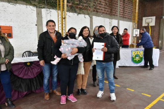 Familias de Cerrillos recibieron las escrituras de sus terrenos.