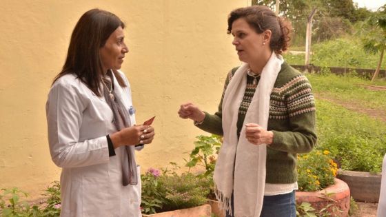 La ministra de Educación recorrió escuelas en Colonia Santa Rosa