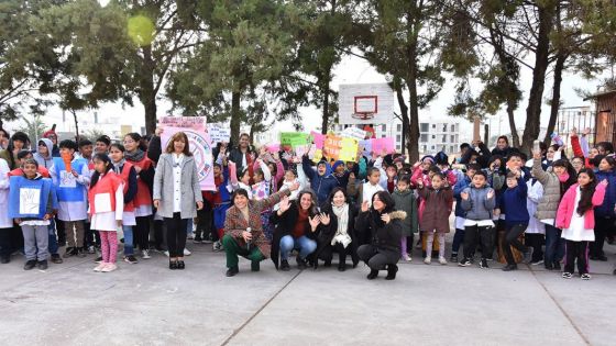 Más de 300 niños y niñas exhibieron su creatividad en una muestra artística contra el bullying