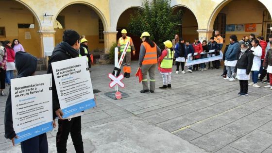 Alumnos aprenden sobre el tren urbano.