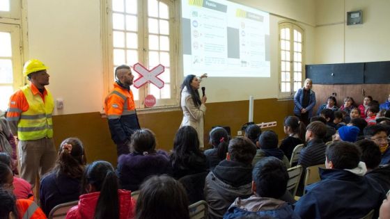 Alumnos aprenden sobre el tren urbano.