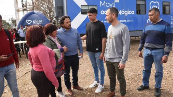 En barrio Pablo Saravia, el gobernador Sáenz recorrió los servicios del programa “La Muni en tu barrio” y saludó a los vecinos