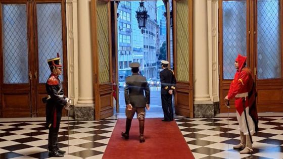 Los Infernales en la guardia de honor de Presidencia