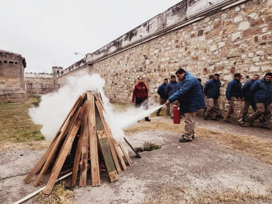 Bomberos de la Policía capacitan a efectivos penitenciarios sobre protección contra incendios