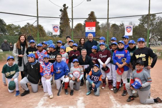 El Embajador de Estados Unidos y el ministro Peña visitaron el club de béisbol Cachorros.