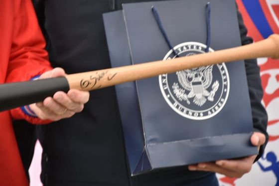 El Embajador de Estados Unidos y el ministro Peña visitaron el club de béisbol Cachorros.