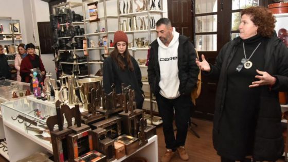 Primeros turistas en el Mercado Artesanal de Salta