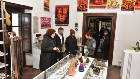 Primeros turistas en el Mercado Artesanal de Salta