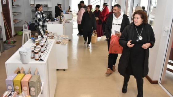 Primeros turistas en el Mercado Artesanal de Salta