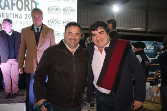 El ministro junto a Alejandro Lauret, titular cabaña La Dominga una de las dueñas del toro Braford campeón del mundo Corrientes 2022