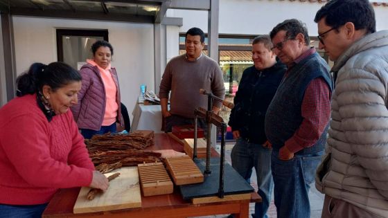 Artesanos de El Carril exponen y venden en el Mercado Artesanal de Salta