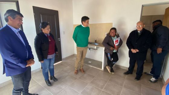 Las unidades fueron construidas por el IPV y la Prelatura de Cafayate en terrenos de los beneficiarios. 