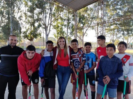 Sembrando Hockey entregó elementos deportivos en La Caldera