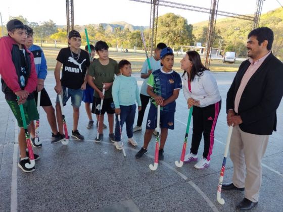 Sembrando Hockey entregó elementos deportivos en La Caldera