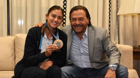 El gobernador Sáenz recibió a Valentina Raposo, la joven promesa del hockey que brilla en el mundo