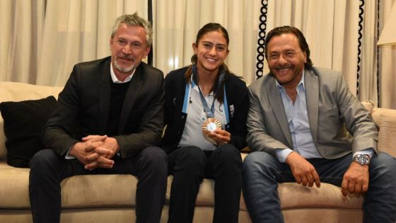 El gobernador Sáenz recibió a Valentina Raposo, la joven promesa del hockey que brilla en el mundo