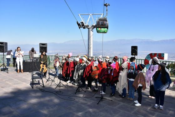 Niños realizaron su Promesa Ambiental en el cerro San Bernardo.