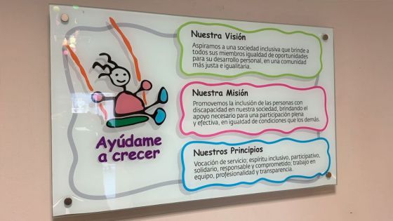 Mangione acompañó la celebración de los 27 años de Ayúdame a Crecer