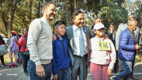 Sáenz compartió con niños y familias de la bicicleteada de la parroquia Santa Rosa de Lima