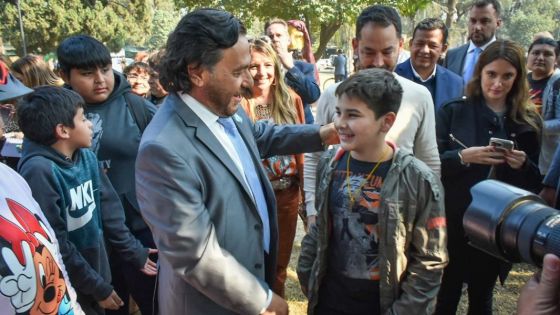 Sáenz compartió con niños y familias de la bicicleteada de la parroquia Santa Rosa de Lima