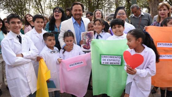 “Ser maestro es una elección de vida”: el Gobernador los felicitó y acompañó en su día