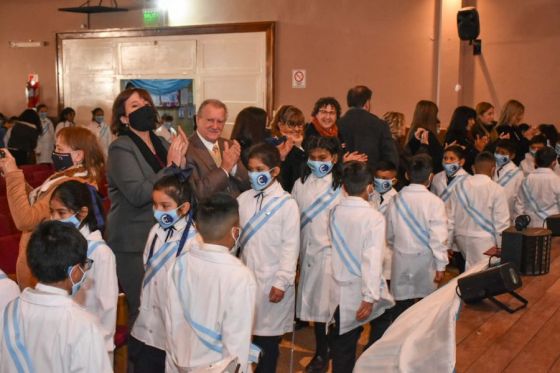 El vicegobernador Marocco tomó promesa de lealtad a la Bandera a alumnos de cuarto grado