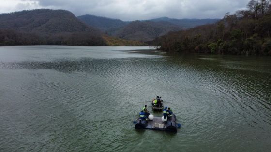 Continúa la instalación de los dispositivos de control ultrasónico de algas en el embalse El Limón