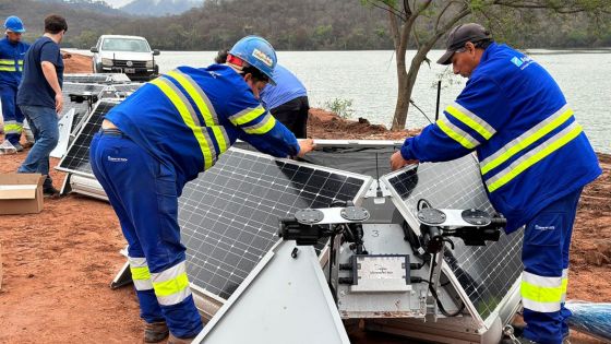 Continúa la instalación de los dispositivos de control ultrasónico de algas en el embalse El Limón