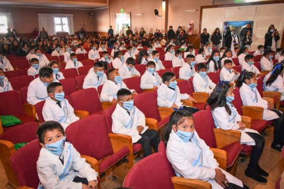 El vicegobernador Marocco tomó promesa de lealtad a la Bandera a alumnos de cuarto grado