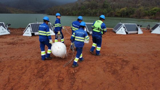 Continúa la instalación de los dispositivos de control ultrasónico de algas en el embalse El Limón