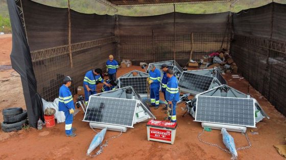 Continúa la instalación de los dispositivos de control ultrasónico de algas en el embalse El Limón