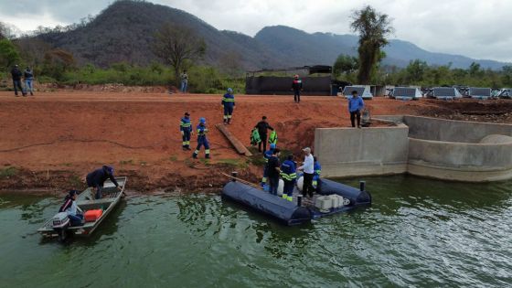 Continúa la instalación de los dispositivos de control ultrasónico de algas en el embalse El Limón