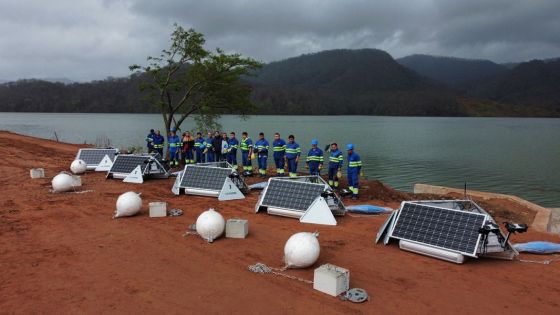 Continúa la instalación de los dispositivos de control ultrasónico de algas en el embalse El Limón