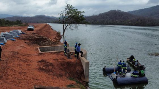 Continúa la instalación de los dispositivos de control ultrasónico de algas en el embalse El Limón