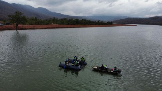 Continúa la instalación de los dispositivos de control ultrasónico de algas en el embalse El Limón