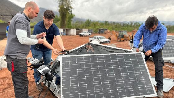 Continúa la instalación de los dispositivos de control ultrasónico de algas en el embalse El Limón