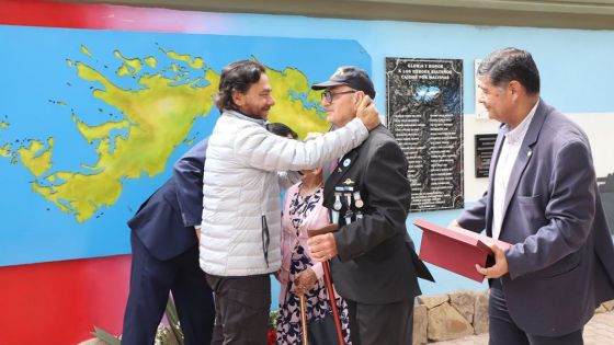 El Gobernador acompañó al pueblo de Coronel Moldes en la inauguración de una plaza en homenaje a sus excombatientes de Malvinas