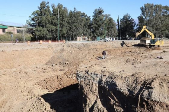 En la rotonda de acceso a barrio Grand Bourg, avanza la construcción de un paso bajo nivel