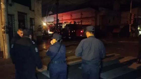 Intenso operativo de sofocamiento de un incendio estructural en el mercado San Miguel