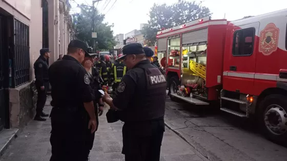 Intenso operativo de sofocamiento de un incendio estructural en el mercado San Miguel