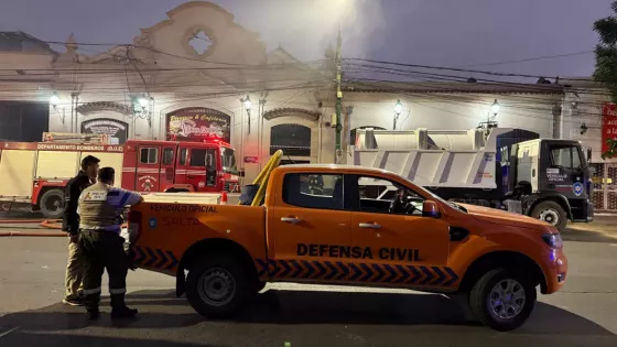 Intenso operativo de sofocamiento de un incendio estructural en el mercado San Miguel